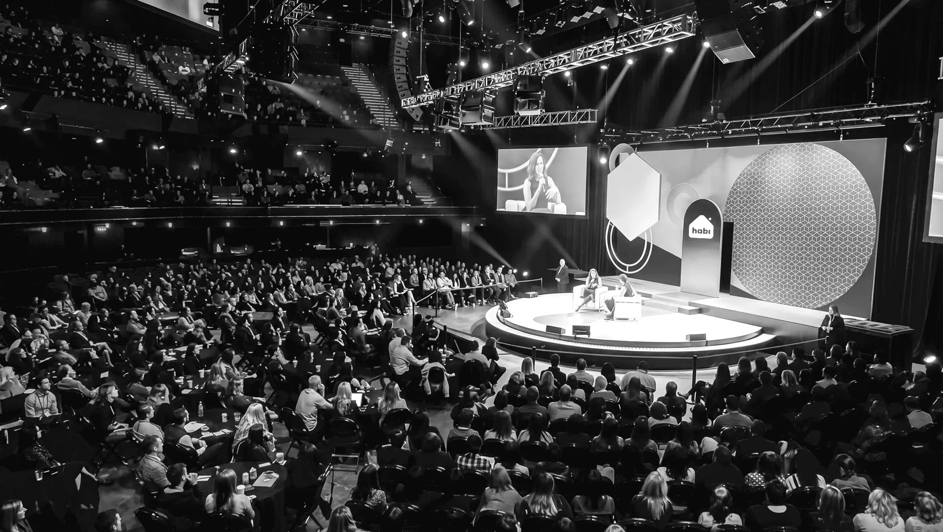 Auditorio de gran formato durante una conferencia de Habi Next Colombia
